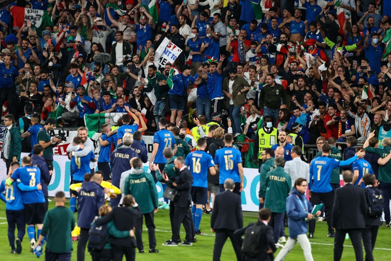 Màn ăn mừng đầy cảm xúc của các cầu thủ Italy khi đăng quang tại EURO 2020 - Ảnh 1