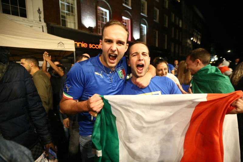 Màn ăn mừng đầy cảm xúc của các cầu thủ Italy khi đăng quang tại EURO 2020 - Ảnh 15