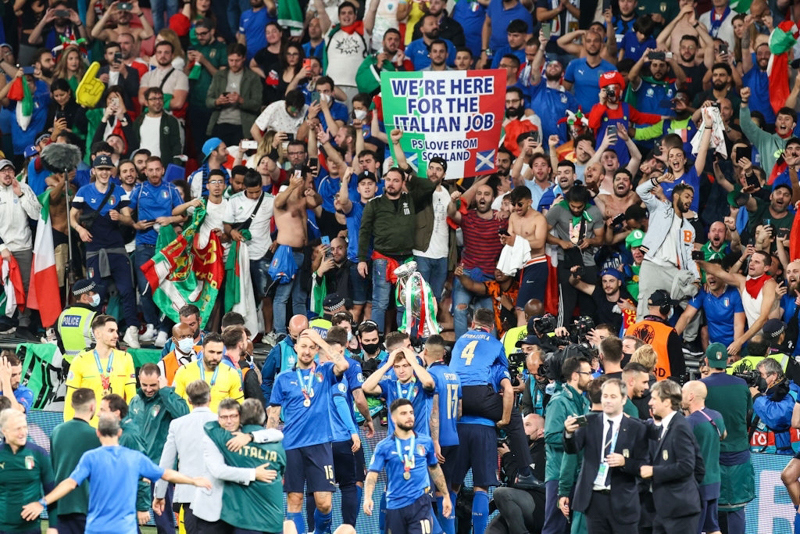Màn ăn mừng đầy cảm xúc của các cầu thủ Italy khi đăng quang tại EURO 2020 - Ảnh 16