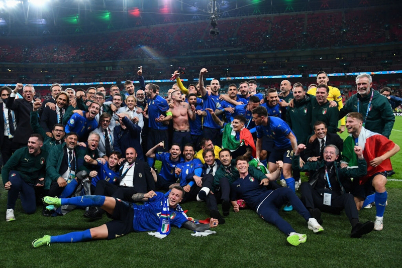 Màn ăn mừng đầy cảm xúc của các cầu thủ Italy khi đăng quang tại EURO 2020 - Ảnh 2