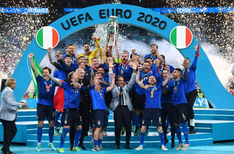 Màn ăn mừng đầy cảm xúc của các cầu thủ Italy khi đăng quang tại EURO 2020 - Ảnh 3