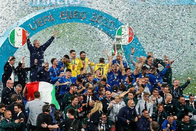 Màn ăn mừng đầy cảm xúc của các cầu thủ Italy khi đăng quang tại EURO 2020 - Ảnh 4
