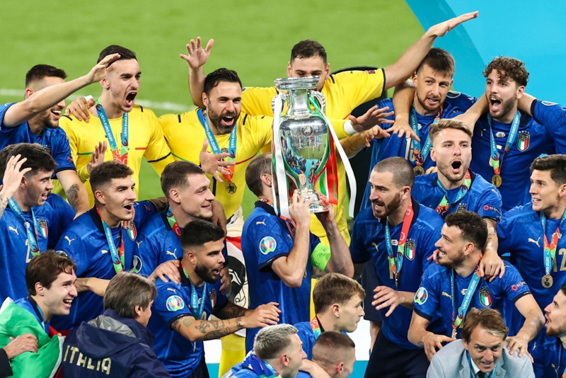 Màn ăn mừng đầy cảm xúc của các cầu thủ Italy khi đăng quang tại EURO 2020 - Ảnh 5