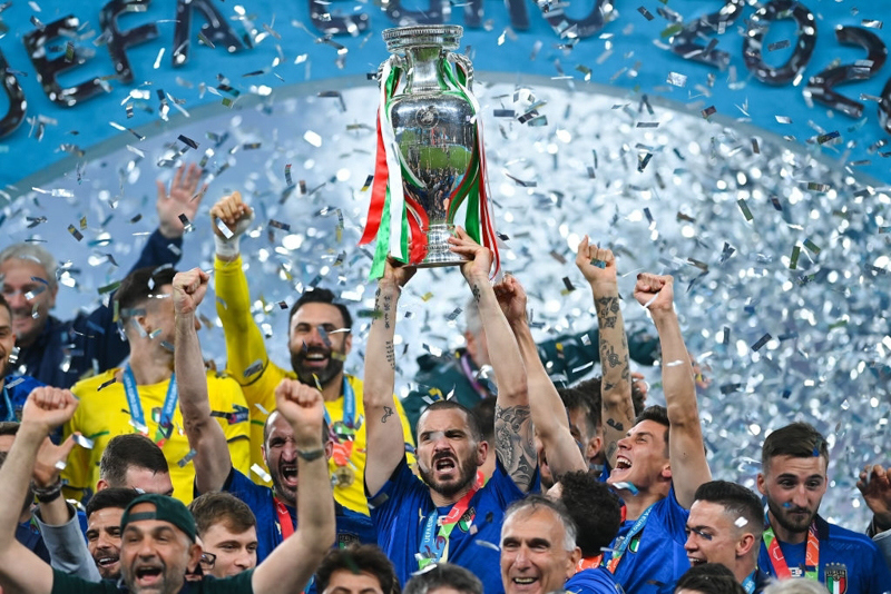 Màn ăn mừng đầy cảm xúc của các cầu thủ Italy khi đăng quang tại EURO 2020 - Ảnh 6