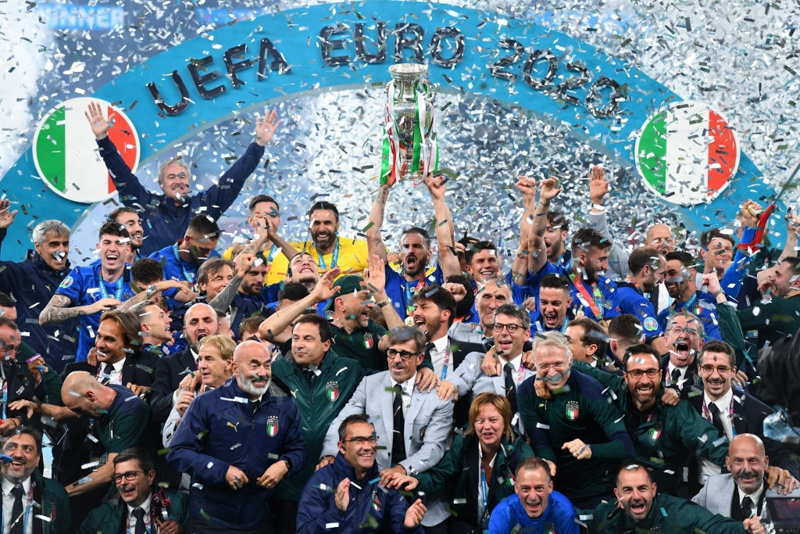 Màn ăn mừng đầy cảm xúc của các cầu thủ Italy khi đăng quang tại EURO 2020 - Ảnh 7