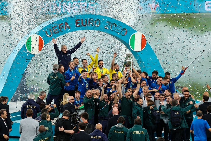 Màn ăn mừng đầy cảm xúc của các cầu thủ Italy khi đăng quang tại EURO 2020 - Ảnh 8