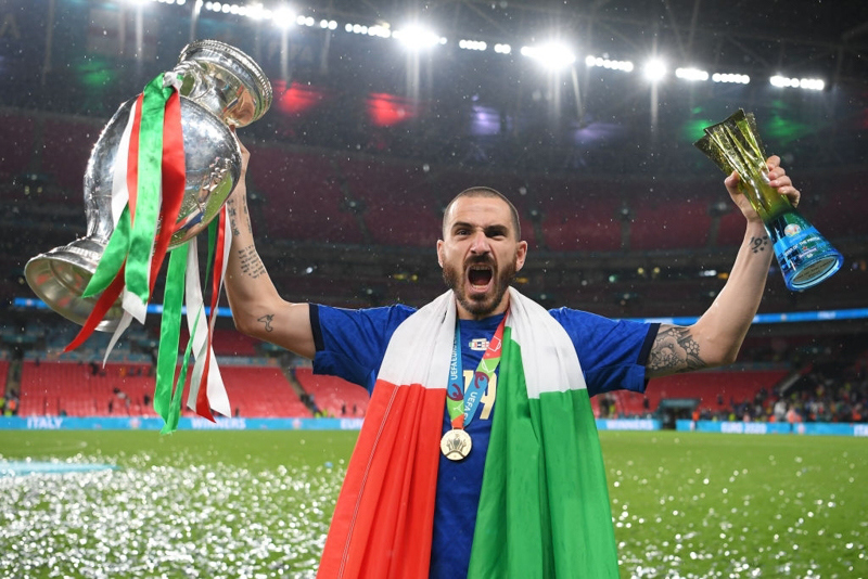 Màn ăn mừng đầy cảm xúc của các cầu thủ Italy khi đăng quang tại EURO 2020 - Ảnh 9