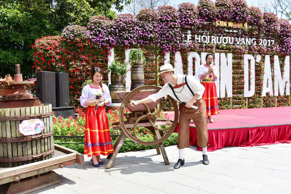 Du khách thích thú tự tay làm vang tại Sun World Ba Na Hills - Ảnh 10