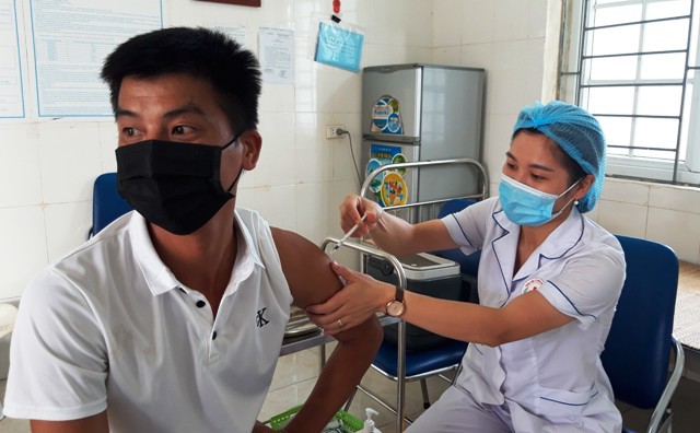 15.789 người dân huyện Phú Xuyên hoàn thành tiêm vaccine phòng Covid-19 đợt 5 - Ảnh 2