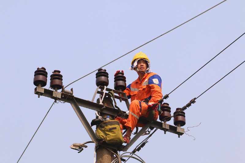 Tiêu thụ điện tại miền Bắc tăng kỷ lục, EVNNPC và Hà Nội tiết giảm điện tự dùng tại công sở làm việc - Ảnh 1
