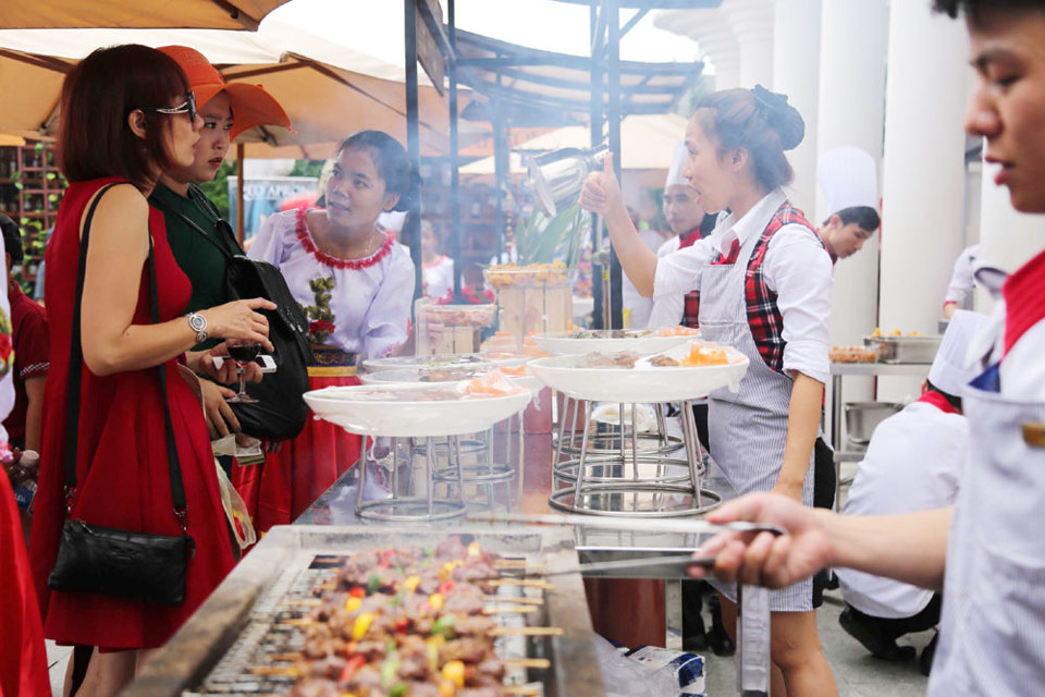 Du khách thích thú tự tay làm vang tại Sun World Ba Na Hills - Ảnh 6