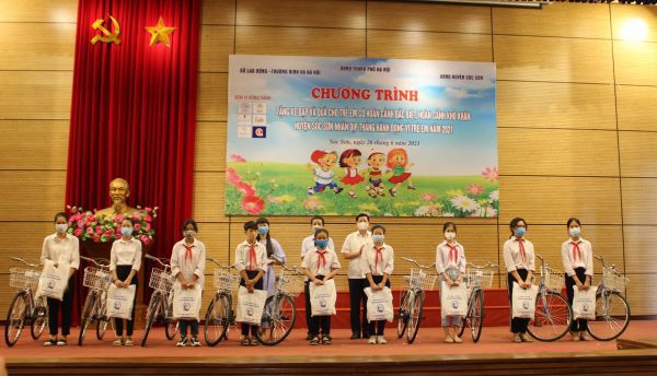 Phó Chủ tịch UBND TP Hà Nội Chử Xuân Dũng tặng xe đạp và quà cho trẻ em - Ảnh 3