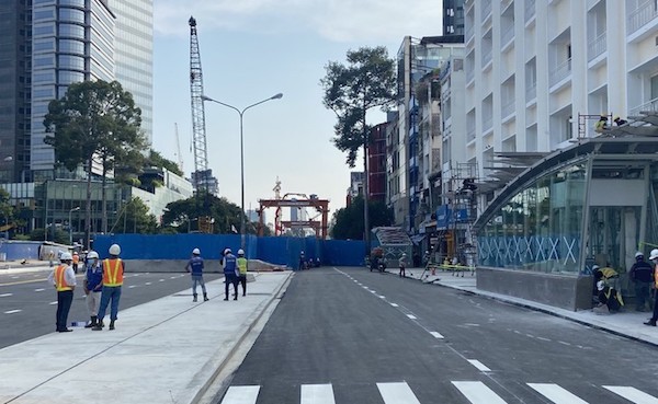 TP Hồ Chí Minh: Tháo dỡ rào chắn đường Lê Lợi, phương tiện được lưu thông hai chiều từ ngày 30/4 - Ảnh 1