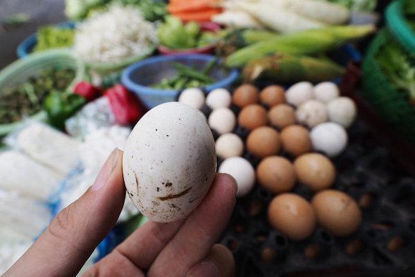 TP Hồ Chí Minh: "Cháy hàng" trứng gà dù giá tăng cao - Ảnh 1