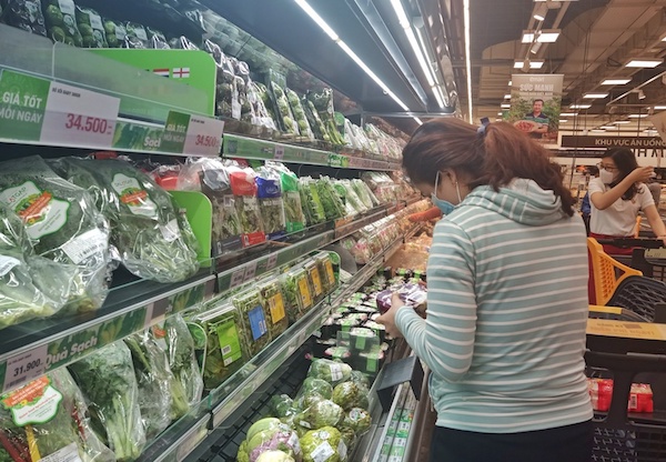 Ngày đầu giãn cách xã hội ở TP Hồ Chí Minh: Hàng hóa ngập chợ và siêu thị - Ảnh 3