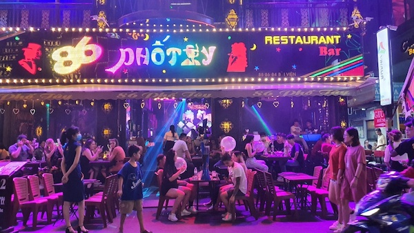 TP Hồ Chí Minh: Tạm dừng karaoke, quán bar, vũ trường từ 18h ngày 30/4 - Ảnh 1