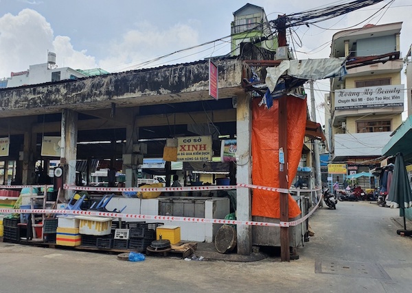 TP Hồ Chí Minh: Phong tỏa chợ Phú Nhuận lần thứ 2 vì ca nghi mắc Covid-19 - Ảnh 1