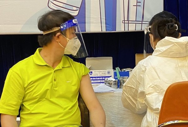 TP Hồ Chí Minh: Quận Phú Nhuận dẫn đầu với tỷ lệ tiêm vaccine hơn 83% dân số - Ảnh 1
