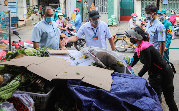 TP Hồ Chí Minh: Tiểu thương chợ tự phát lúng túng trong ngày đầu thực hiện Chỉ thị 10 - Ảnh 1