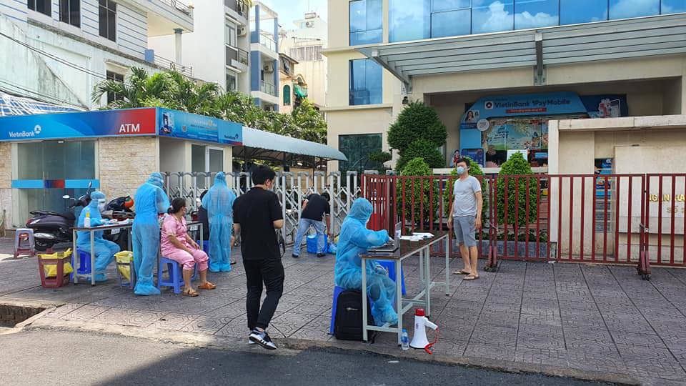 TP Hồ Chí Minh: Nhân viên y tế gõ từng nhà dân lấy mẫu xét nghiệm Covid-19 - Ảnh 11