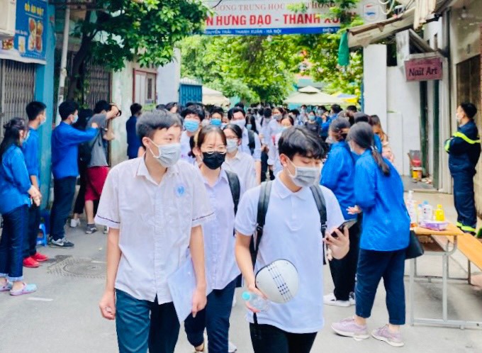 Quận Thanh Xuân: Thanh niên tình nguyện tặng dụng cụ học tập, hỗ trợ tối đa cho thí sinh - Ảnh 1