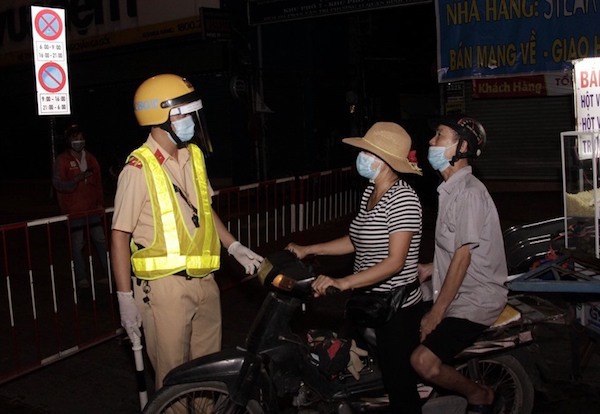 TP Hồ Chí Minh: Ngày đầu quận Gò Vấp thực hiện giãn cách xã hội theo Chỉ thị 16 - Ảnh 2