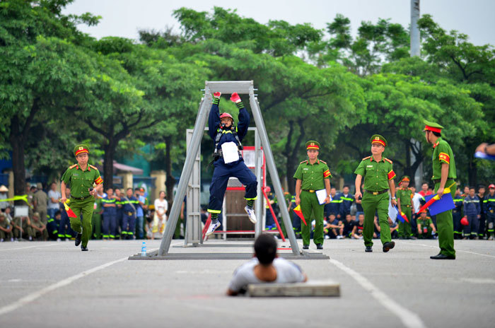 Sôi nổi hội thi thể thao nghiệp vụ chữa cháy và cứu nạn cứu hộ - Ảnh 3