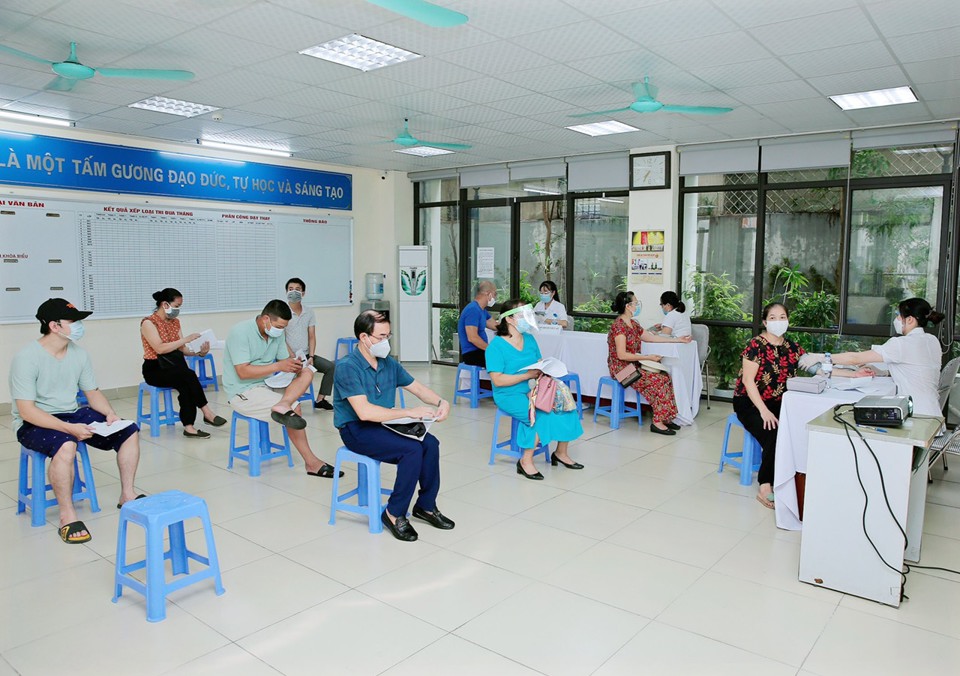 Chùm ảnh: Hơn 2.400 người dân quận Thanh Xuân tiêm vaccine phòng Covid-19 - Ảnh 3