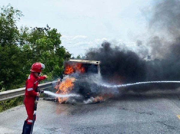 Nghệ An: Đang lưu thông trên đường, xe tải bất ngờ bốc cháy - Ảnh 1