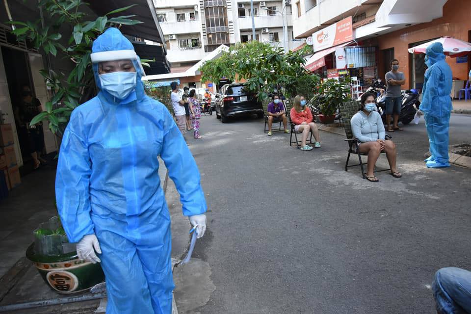 TP Hồ Chí Minh: Nhân viên y tế gõ từng nhà dân lấy mẫu xét nghiệm Covid-19 - Ảnh 6
