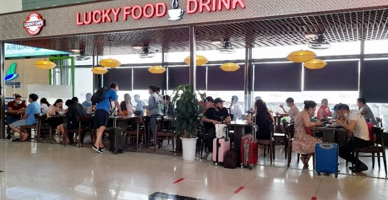 Cận cảnh Sân bay Nội Bài trong cao điểm ngày đầu nghỉ lễ - Ảnh 9