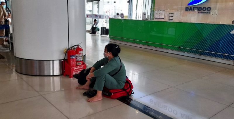 Cận cảnh Sân bay Nội Bài trong cao điểm ngày đầu nghỉ lễ - Ảnh 10