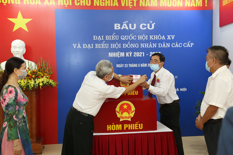Ủy viên Bộ Chính trị, Bí thư Thành uỷ Đinh Tiến Dũng bỏ phiếu bầu cử tại khu vực bỏ phiếu số 17 (phường Định Công, quận Hoàng Mai) - Ảnh 11