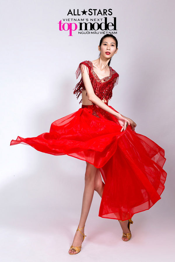 Top 9 Vietnam's next top model 2017 quyến rũ trong sắc đỏ - Ảnh 3