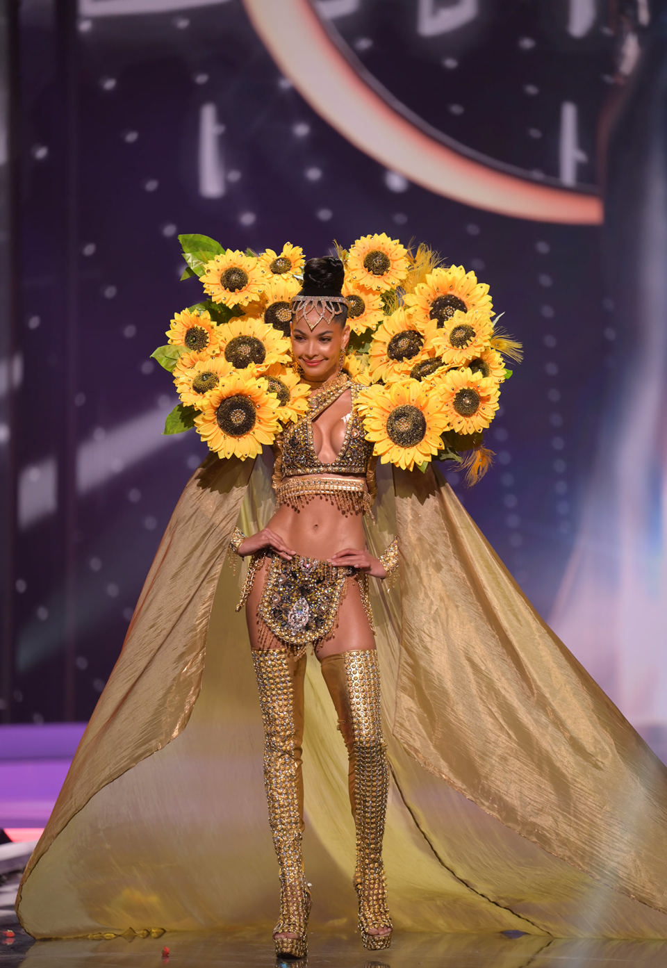 Cận cảnh màn xử lý sự cố của người đẹp Việt Nam trong phần thi trang phục dân tộc tại Hoa hậu Hoàn vũ  2021 - Ảnh 24