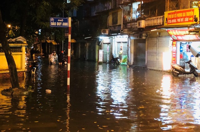 Hà Nội: Nhiều tuyến đường ngập úng sau mưa lớn - Ảnh 1