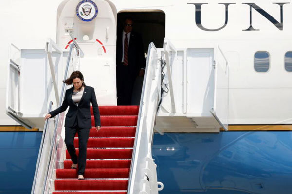 Máy bay chở Phó Tổng thống Mỹ Kamala Harris phải hạ cánh vì sự cố - Ảnh 1