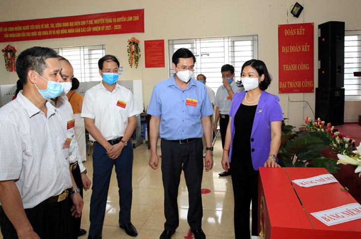 Phó Bí thư Thường trực Thành ủy Nguyễn Thị Tuyến kiểm tra bỏ phiếu tại huyện Thanh Trì, quận Ba Đình, Hoàng Mai - Ảnh 4