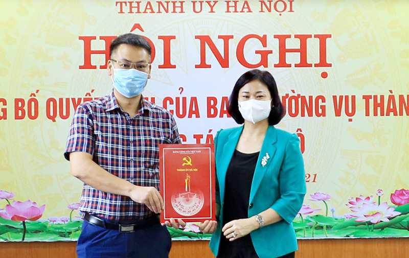 Phó Bí thư Thường trực Thành ủy Nguyễn Thị Tuyến trao các quyết định công tác cán bộ tại Huyện ủy Mê Linh - Ảnh 2