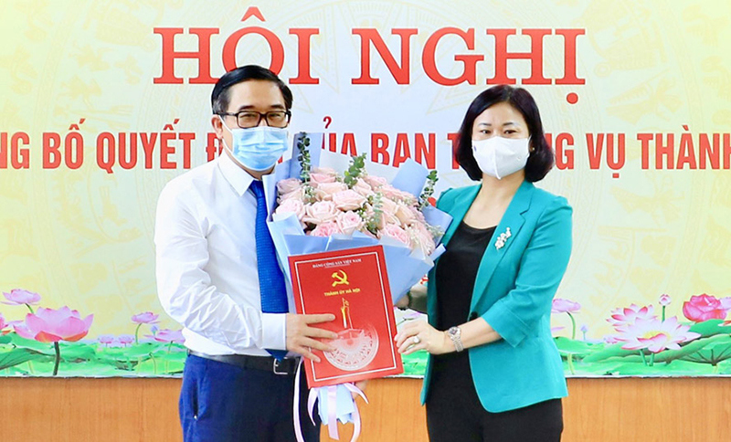 Phó Bí thư Thường trực Thành ủy Nguyễn Thị Tuyến trao các quyết định công tác cán bộ tại Huyện ủy Mê Linh - Ảnh 1