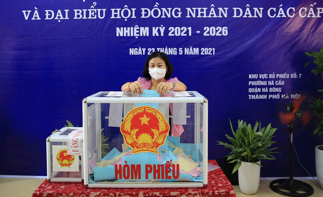 Phó Bí thư Thường trực Thành ủy Hà Nội Nguyễn Thị Tuyến bỏ phiếu tại quận Hà Đông - Ảnh 2