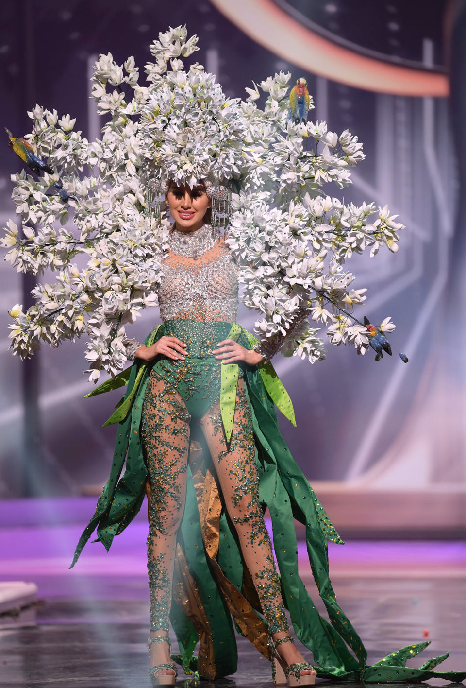 Cận cảnh màn xử lý sự cố của người đẹp Việt Nam trong phần thi trang phục dân tộc tại Hoa hậu Hoàn vũ  2021 - Ảnh 26