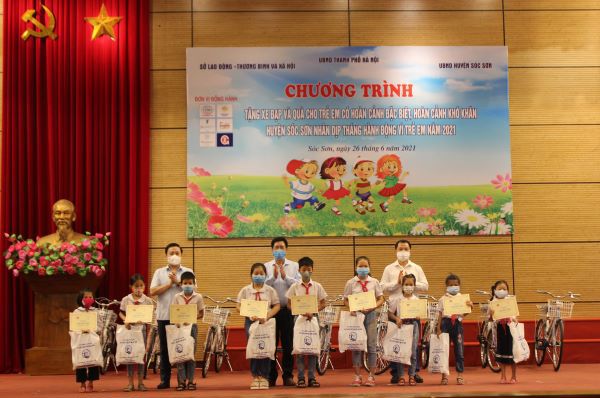 Phó Chủ tịch UBND TP Hà Nội Chử Xuân Dũng tặng xe đạp và quà cho trẻ em - Ảnh 1