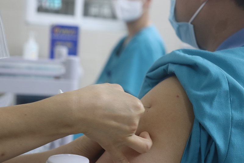 Kiên Giang dự kiến tiêm vaccine Covid-19 cho hơn 127.000 người dân Phú Quốc để đón khách quốc tế - Ảnh 1