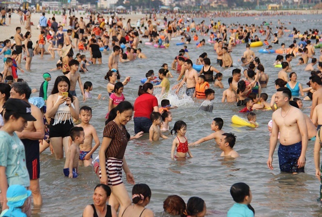 Quảng Ninh: Yêu cầu không tập trung đông người tại các bãi tắm - Ảnh 1