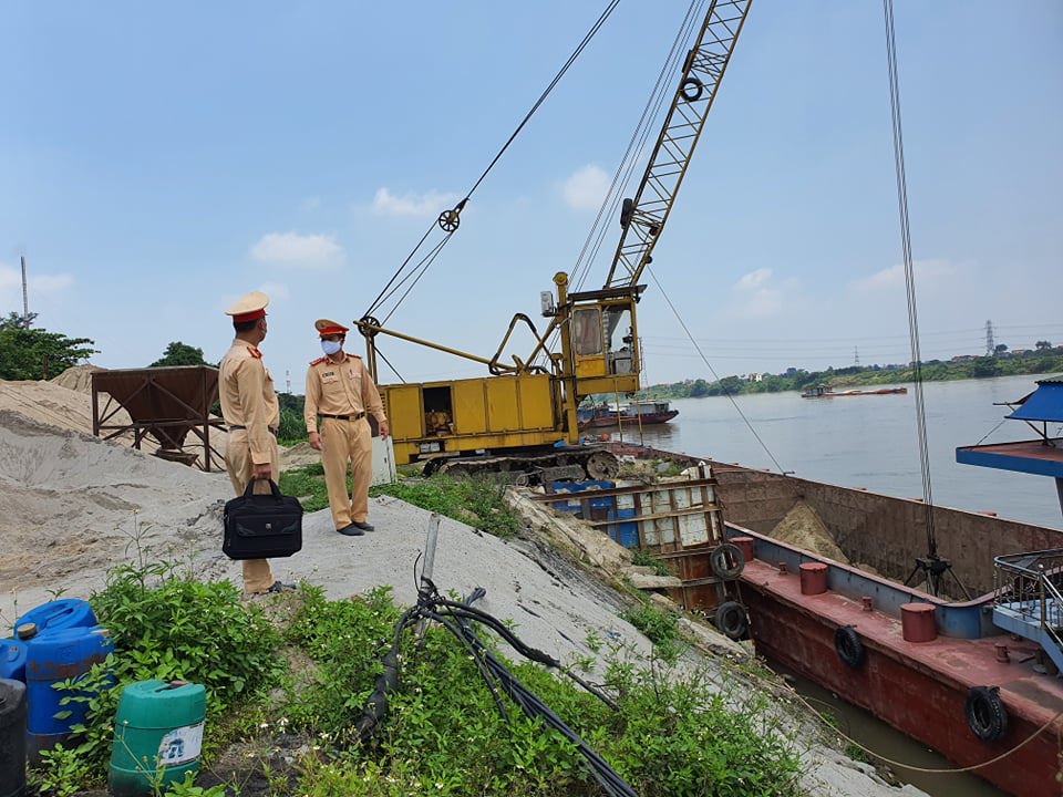 Hà Nội: Xử lý 7 bãi tập kết vật liệu xây dựng không phép ven sông Hồng - Ảnh 1