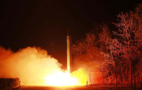Triều Tiên phóng 3 tên lửa đạn đạo tầm ngắn ra biển - Ảnh 1