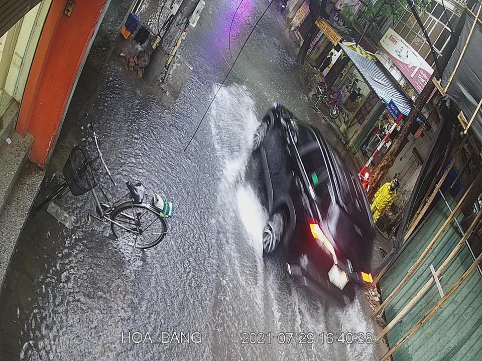Hà Nội: Đường phố vắng tanh trong chiều mưa lớn, một số tuyến phố bị ngập - Ảnh 14