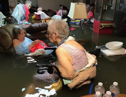Hỗn loạn khi bão Harvey trút 34 tỷ m3 nước xuống Texas - Ảnh 2