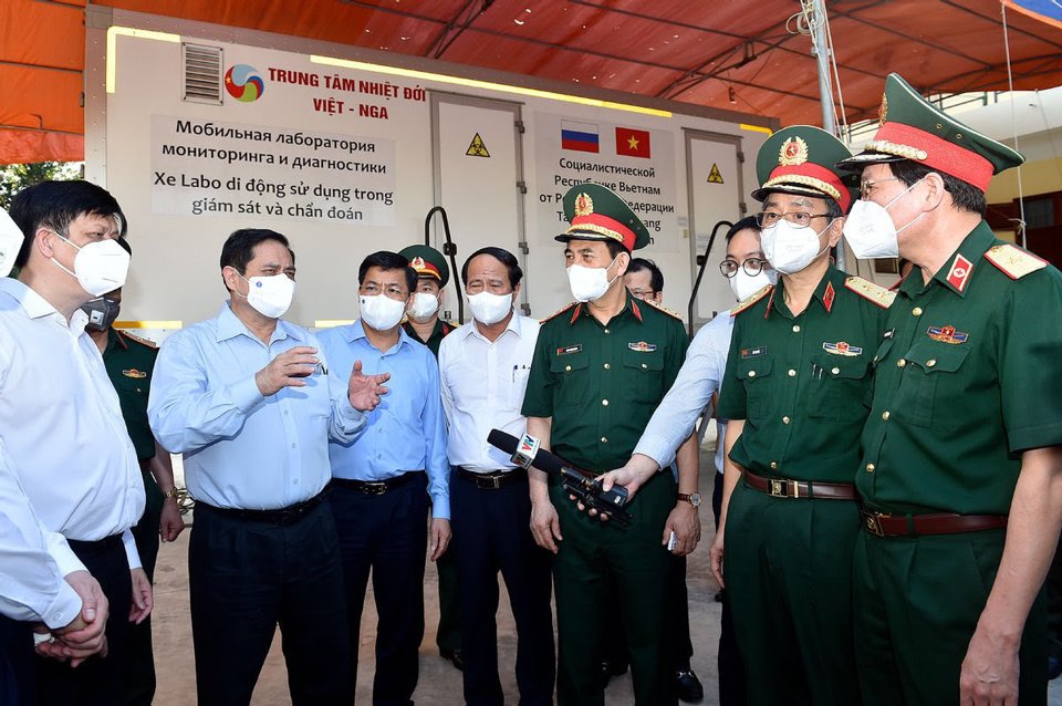 Thủ tướng vào tâm dịch Bắc Giang, kiểm tra, động viên lực lượng tuyến đầu - Ảnh 2